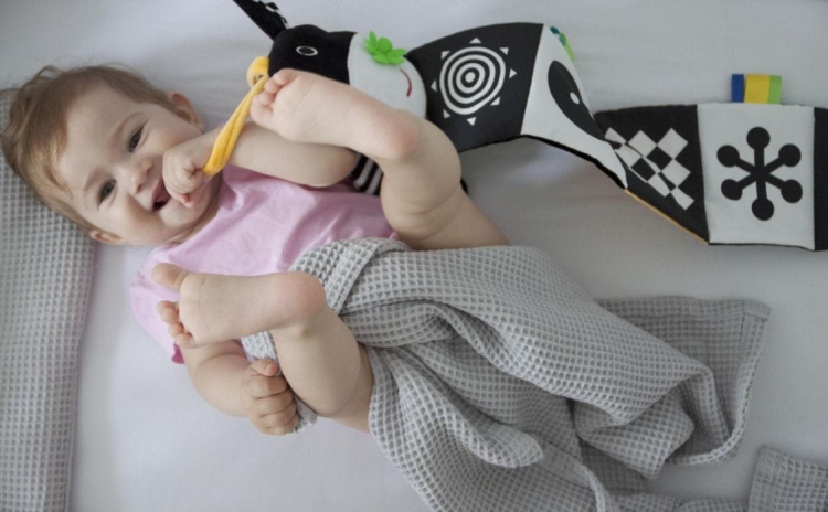 kontrastowa książeczka dla niemowląt osłona łóżeczka