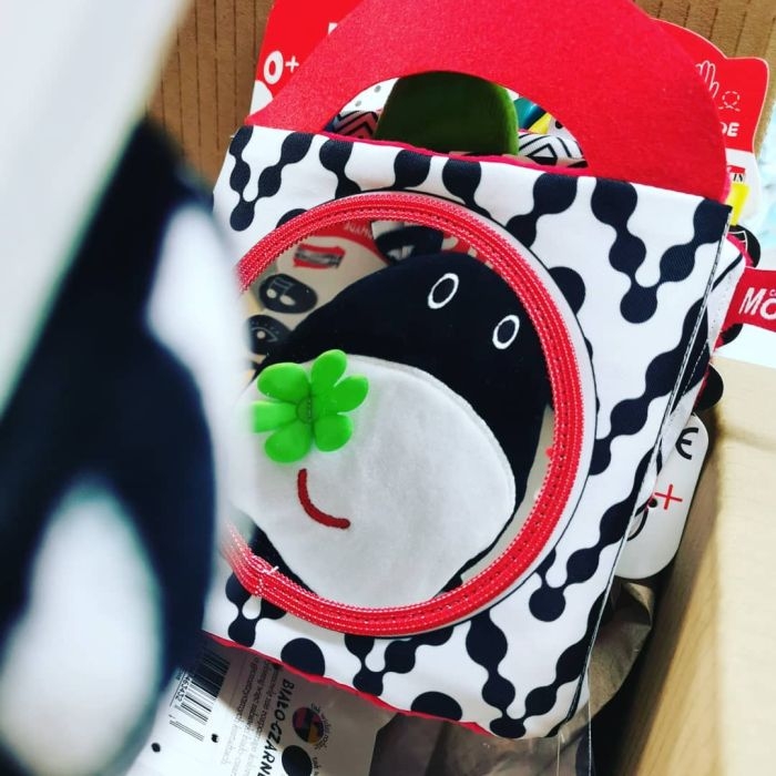 czarno-biała książeczka edukacyjna momscare