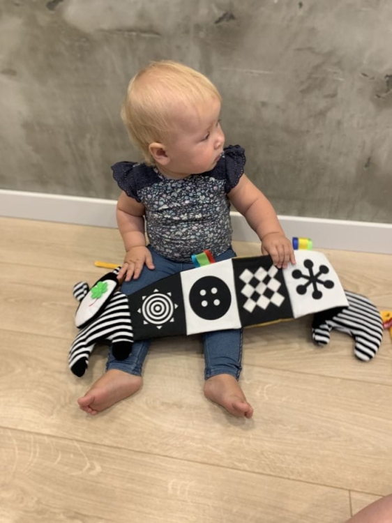 Króweczka książeczka sensoryczna Mom’s Care to wielofunkcyjna zabawka dla niemowląt