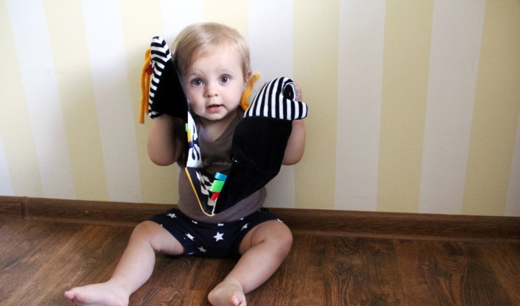 Rozwija zmysły, stymuluje wzrok i zapewnia bezpieczną zabawę od pierwszych dni życia.