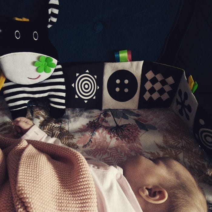 Króweczka książeczka sensoryczna Mom’s Care – kontrastowa zabawka edukacyjna i osłona łóżeczka dla niemowląt