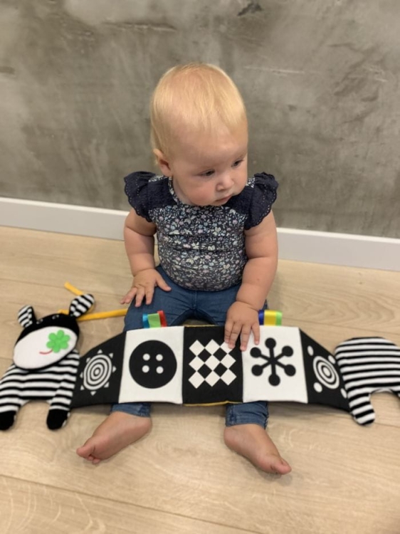 Wykonana z bezpiecznych, miękkich materiałów, zachwyca kontrastowymi kolorami