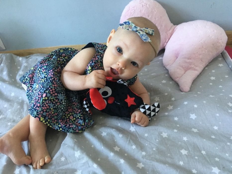 Czarny szeleścik sensoryczny Mom’s Care dla najmłodszych dzieci