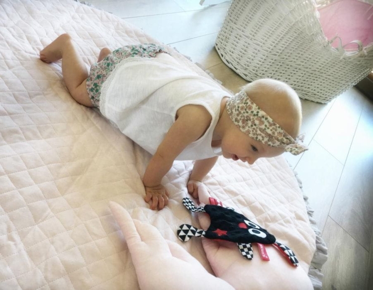 Zabawka dla niemowląt czarno-biała szeleścik z gwiazdką