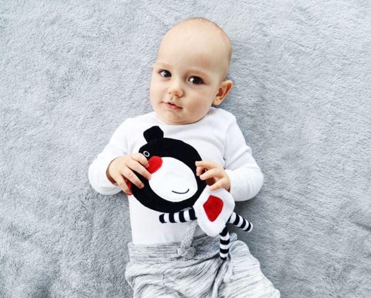 czarno-biały miś edukacyjny dla niemowląt moms care