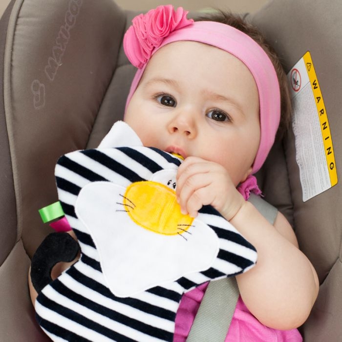 Czarno-biały kotek szeleszczący z metkami – zabawka sensoryczna Mom’s Care