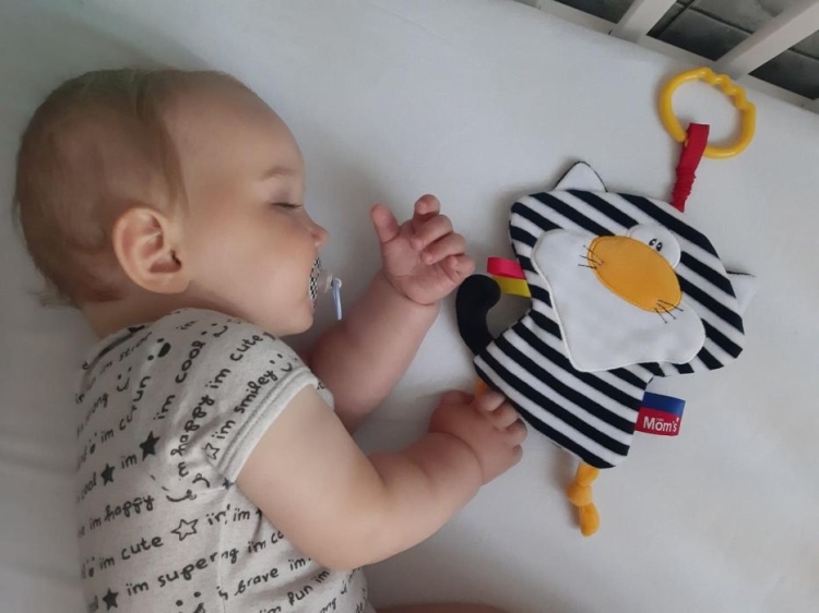 Zabawka szeleszcząca Kot Pasiak – kontrastowa przytulanka dla niemowląt