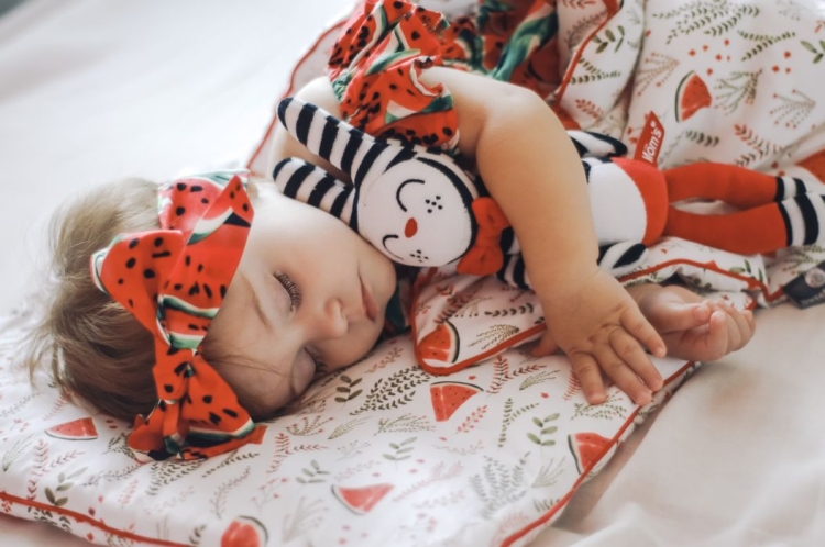 przytulanka dla niemowląt czarno biała z dzwoneczkiem