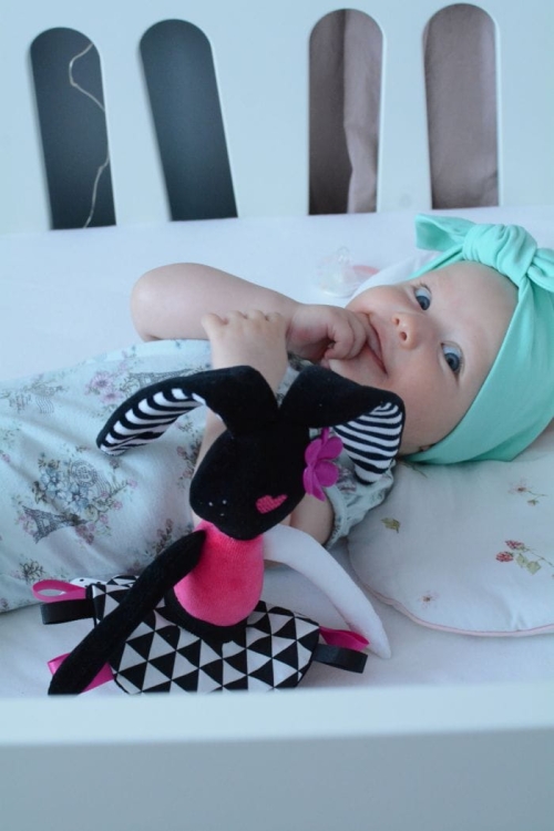 Króliczka Mom’s Care – kontrastowa przytulanka sensoryczna dla niemowląt