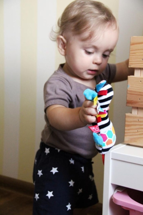 zabawka sensoryczna dla niemowlaka czarno biała momscare