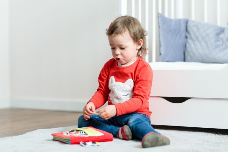 materiałowa książeczka z kolorowymi zwierzątkami