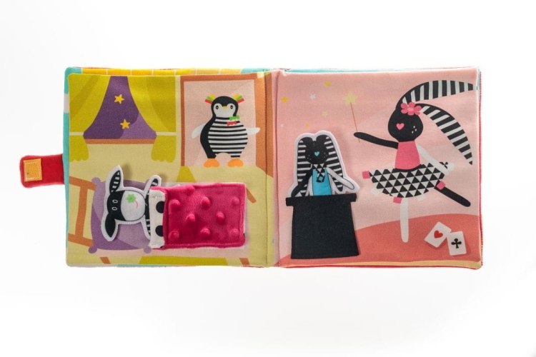 Zabawka Roku 2021. Składa się z ośmiu materiałowych stron oraz pięciu miękkich, kolorowych zwierzątek