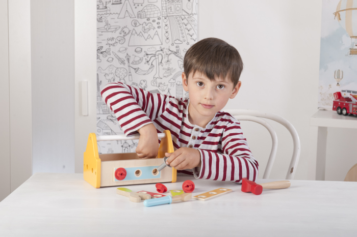 dziecko bawiące się skrzynką na narzędzia
