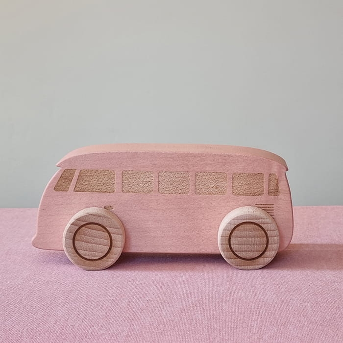 różowy autobus z drewna (1).jpg