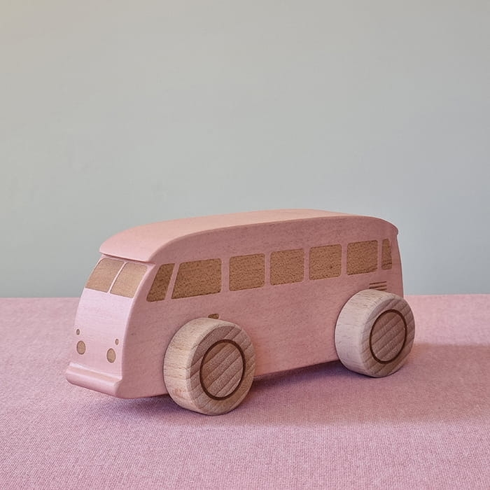 różowy autobus z drewna (2).jpg