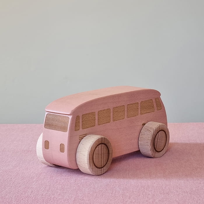 różowy autobus z drewna (3).jpg