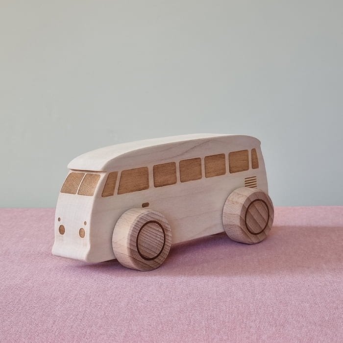 biały drewniany autobus (1).jpg