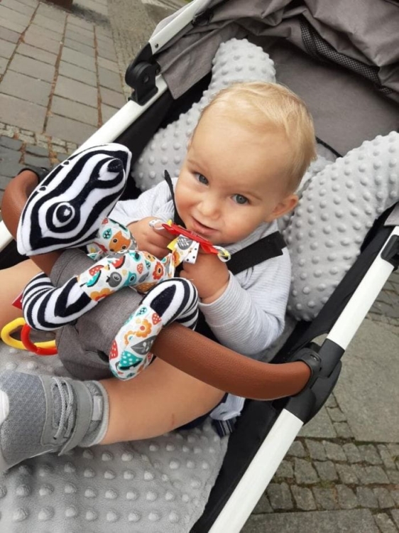 spiralka na wózek biało-czarna – stymulacja zmysłów niemowlaka