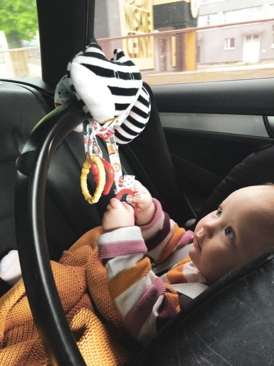 spiralka wózkowa kontrastowa zawieszka czarno-biała pierwsze miesiące