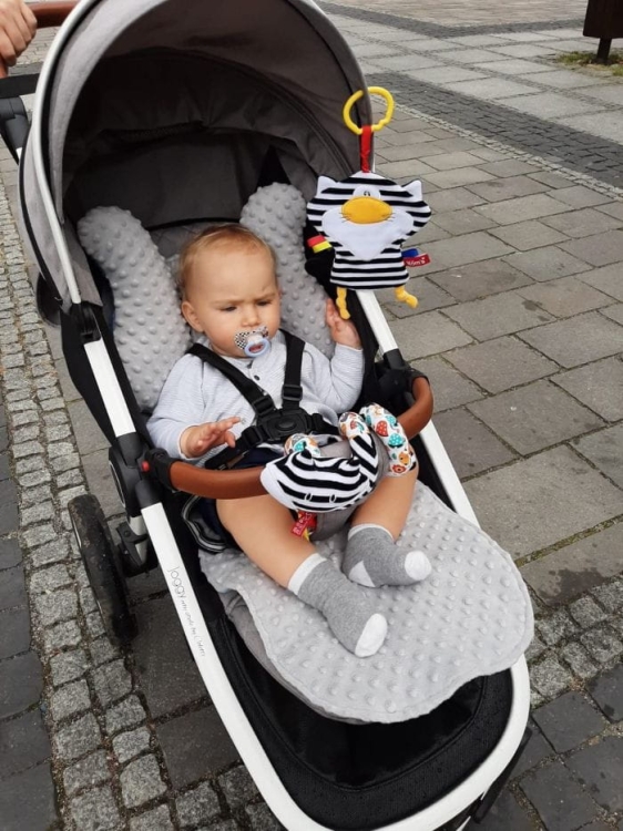 Spiralka wózkowa biało-czarna to kontrastowa zawieszka sensoryczna