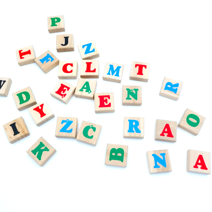 Zestaw drewnianych klocków edukacyjnych z literkami alfabetu w naturalnym kolorze