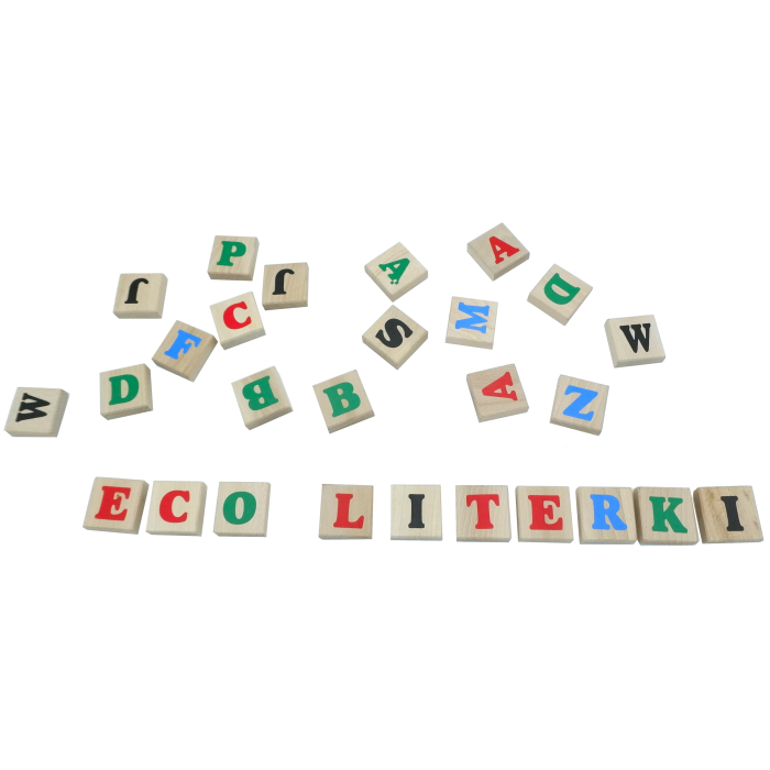 Drewniane klocki edukacyjne LITERKI ułożone w rząd na stole