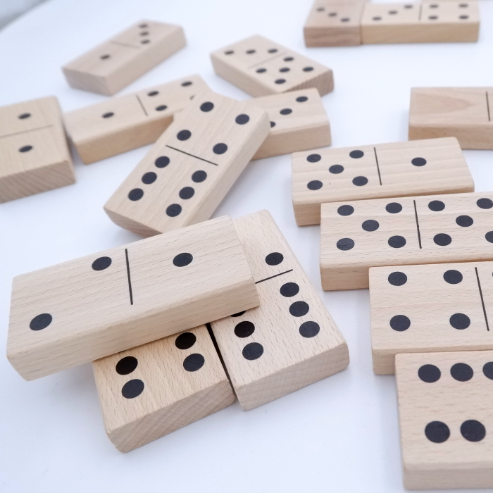 Domino gra z klocków drewnianych ekologicznych