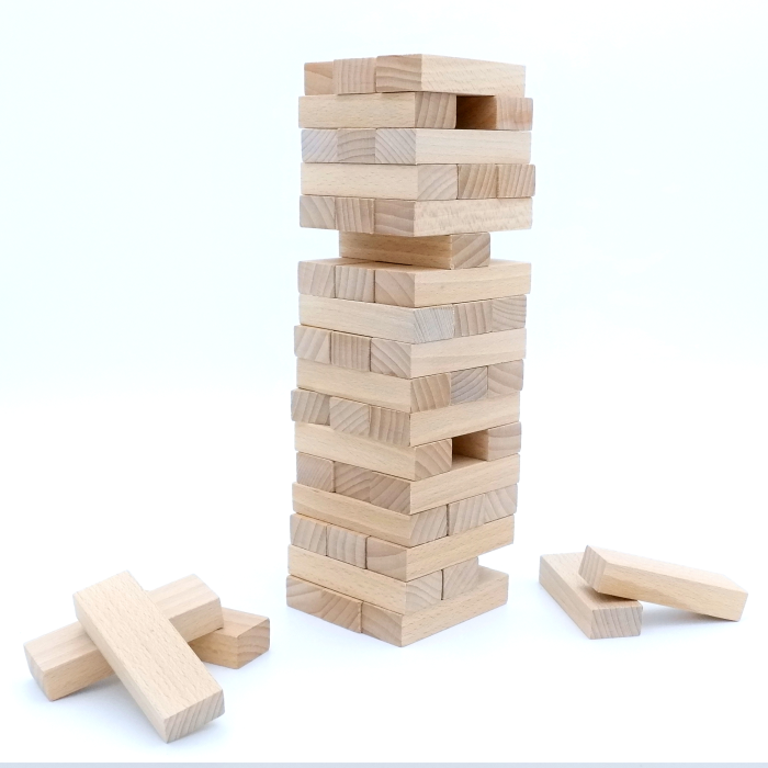 Drewniana gra zręcznościowa Wieża zbudowana z kolorowych klocków na stole