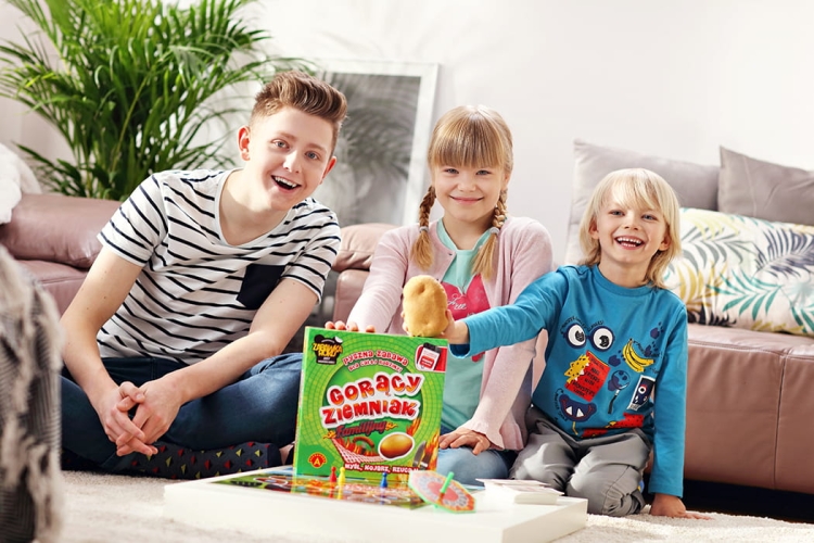 Pluszowy ziemniak i pionki w grze Gorący Ziemniak