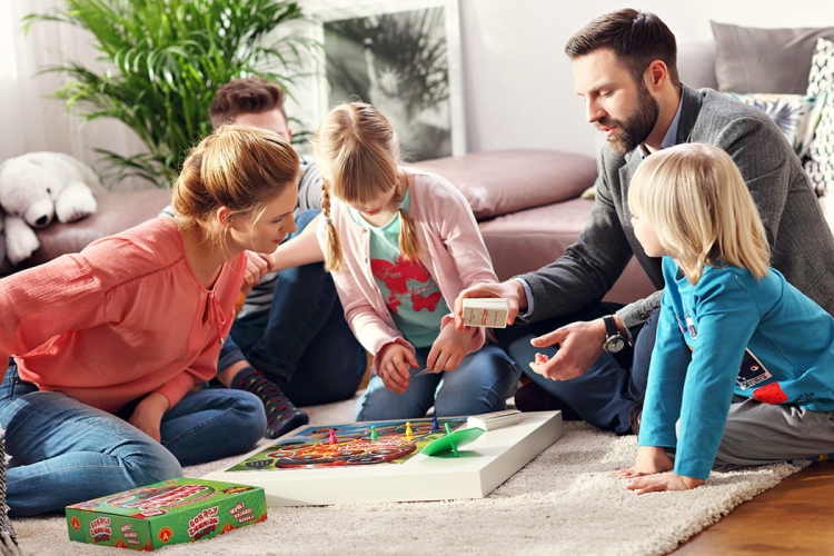 Karty z pytaniami i bączek do odmierzania czasu w grze