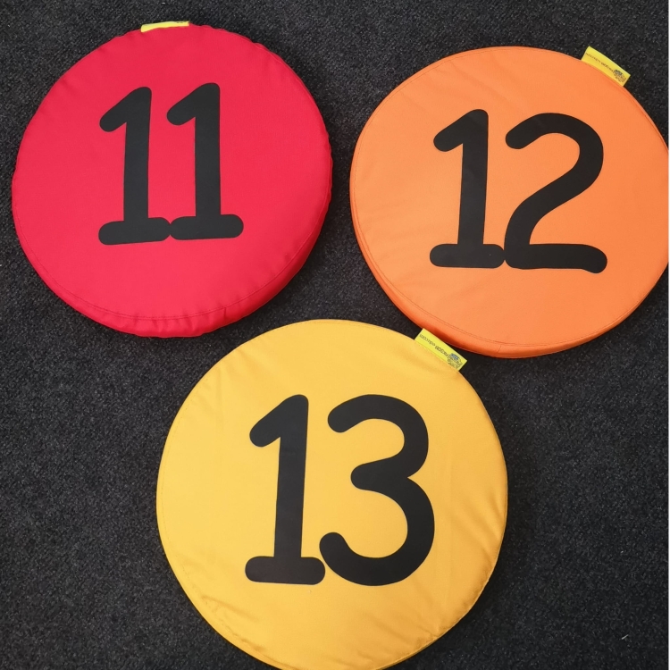 zestaw poduszek z liczbami dla dzieci