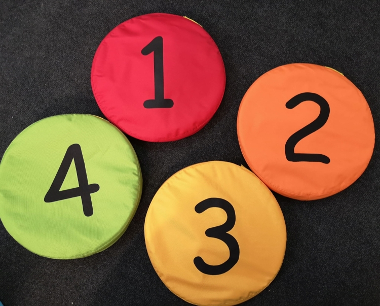 poduszki z liczbami od  1-10 do siedzenia na podłodze