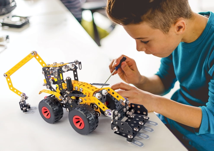 Dziecko buduje model 7in1 – kreatywna zabawa i nauka inżynierii.