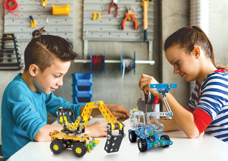 Zabawka konstrukcyjna Alexander Hulk – części, śrubki i narzędzia do montażu.