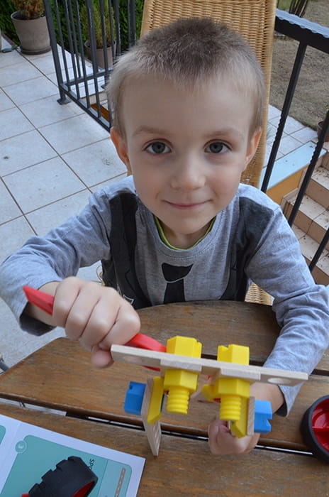 Mały Konstruktor Junior Aeroplane – instrukcja montażu i elementy zestawu.