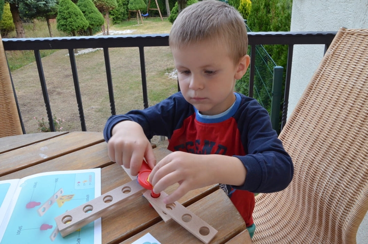 Mały Konstruktor Junior – Aeroplane to zestaw konstrukcyjny dla dzieci od 4. roku życia. Rozwija motorykę małą, cierpliwość i wyobraźnię.