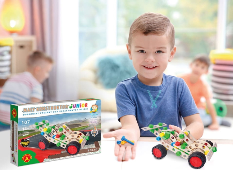Elementy zestawu Mały Konstruktor Junior – wyścigówka: deseczki, śrubki, nakładki