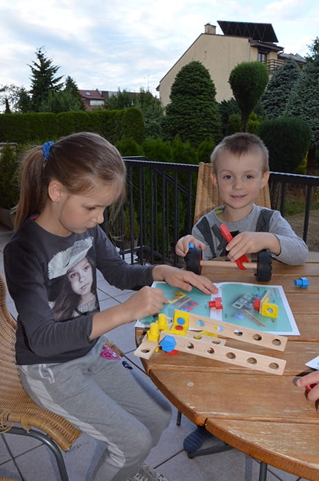 Dziecko buduje własną konstrukcję – rozwój zdolności manualnych.