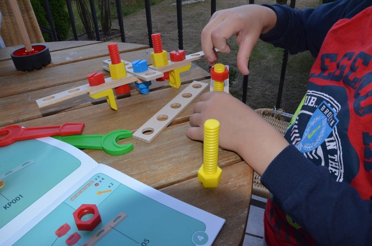 Różne pojazdy możliwe do zbudowania z zestawu Mały Konstruktor Junior 3 w 1 – zabawka konstrukcyjna Alexander.