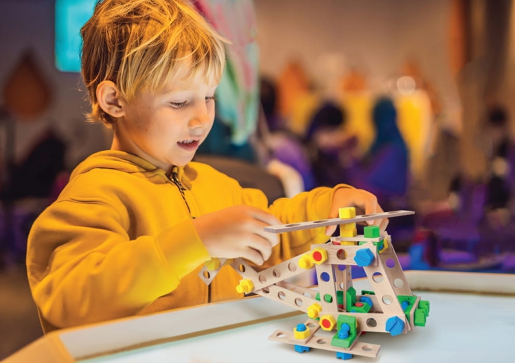 Dziecko bawiące się Małym Konstruktorem Junior 3w1 Helikopter