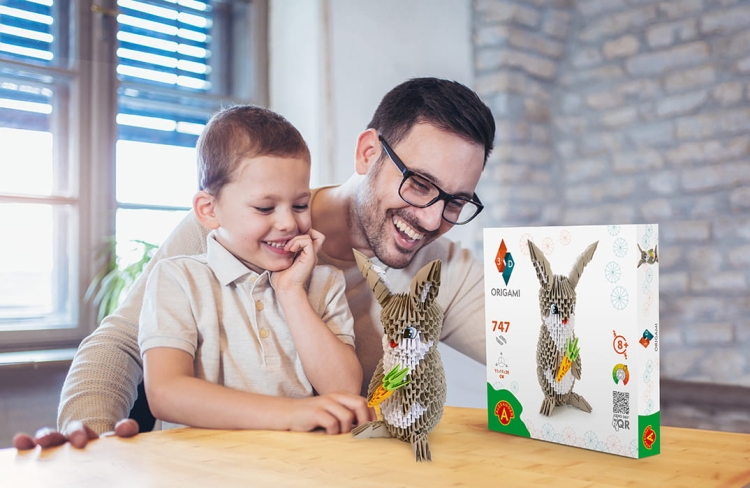 Dziecko składające Origami 3D Królik – rozwój zdolności manualnych.