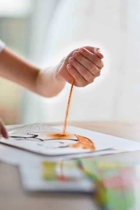 Kolorowy piasek w woreczkach – elementy zestawu Sandy.