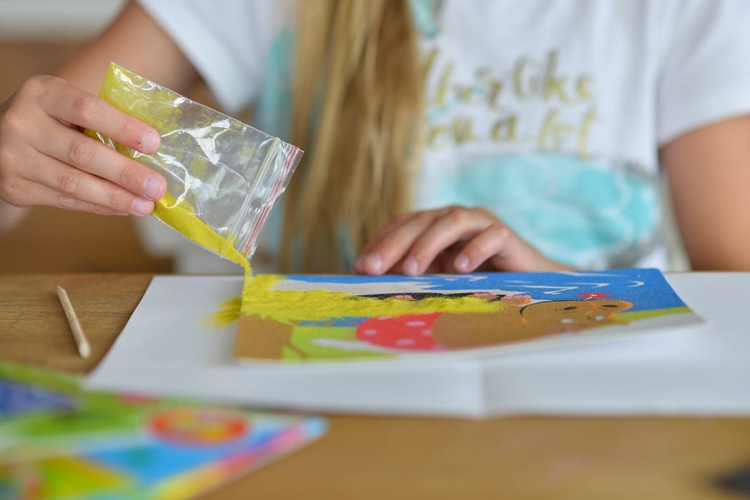 Piaskowe malowanki dla dzieci – rozwój manualny i sensoryczny.