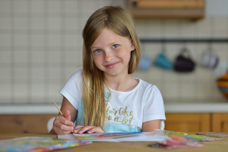 Tworzenie kolorowych ilustracji w Piaskowych Malowankach – Piesek Kotek.