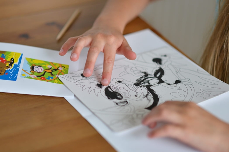 Zabawka edukacyjna – rozwija wyobraźnię i precyzję w malowaniu piaskiem.