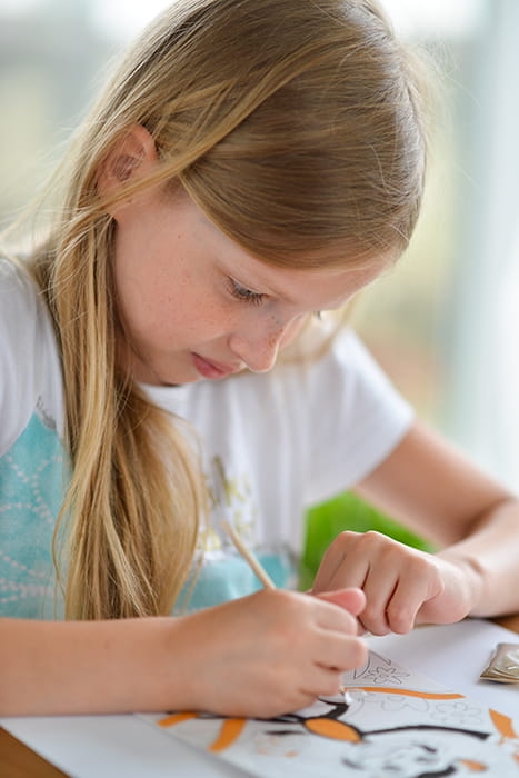 Rodzinne chwile przy Piaskowych Malowankach – piesek i kotek w roli głównej.