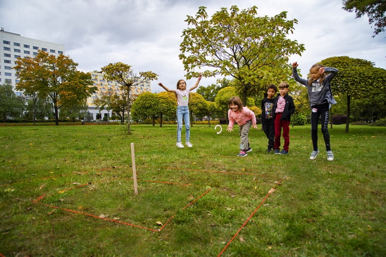 Dzieci bawiące się grą zręcznościową Uni Sport&Fun – Alexander