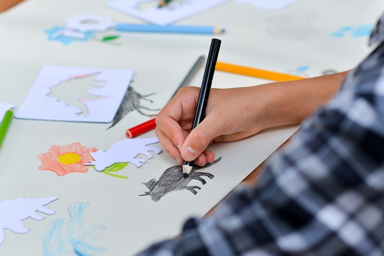 Kolorowe szablony dinozaurów – rozwój wyobraźni i zdolności manualnych.