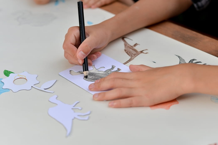Tworzenie rysunków dinozaurów – kreatywna zabawa dla dzieci od 4 lat.