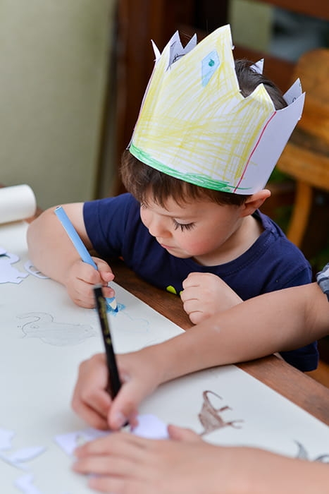 Zabawka kreatywna Szablony Dinozaury – kredki, ołówek i bloczek.